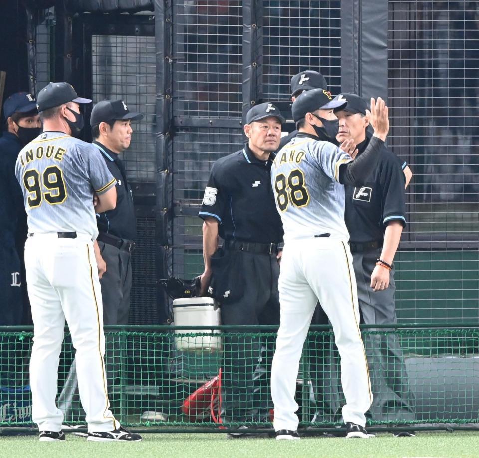 試合に敗れるも、ロハスの左飛の判定について最後まで審判団に抗議する矢野監督（８８）＝撮影・高石航平
