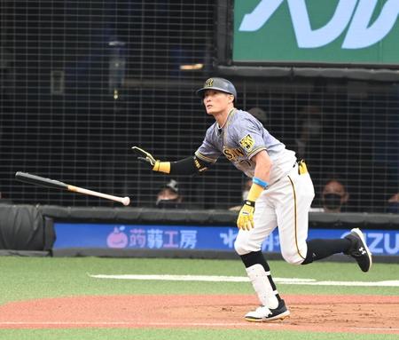 ２回、先制２ランを放つ糸井（撮影・高石航平）