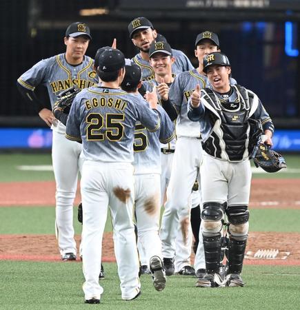 試合に勝利し、マウンドで歓喜する梅野（右）ら阪神ナイン（撮影・高石航平）