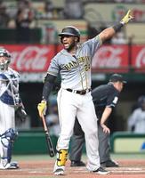 　９回、ファウルフライがネットに当たったと猛アピールするロハス