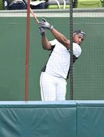 ブルペンでティーバッティングに打ち込むロハス（撮影・高石航平）