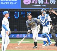 　５回、今季第１号となる勝ち越し２ランを放つ梅野（撮影・高石航平）