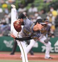 ２番手で力投する及川（撮影・金田祐二）