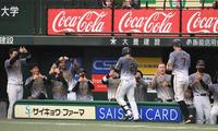 ５回、勝ち越し２ランの梅野を迎える及川（左から２人目）らナイン（撮影・金田祐二）