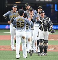 試合に勝利し、マウンドで歓喜する梅野（右）ら阪神ナイン（撮影・高石航平）