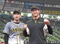 プロ初勝利を飾り、矢野監督から祝福される及川（撮影・飯室逸平）