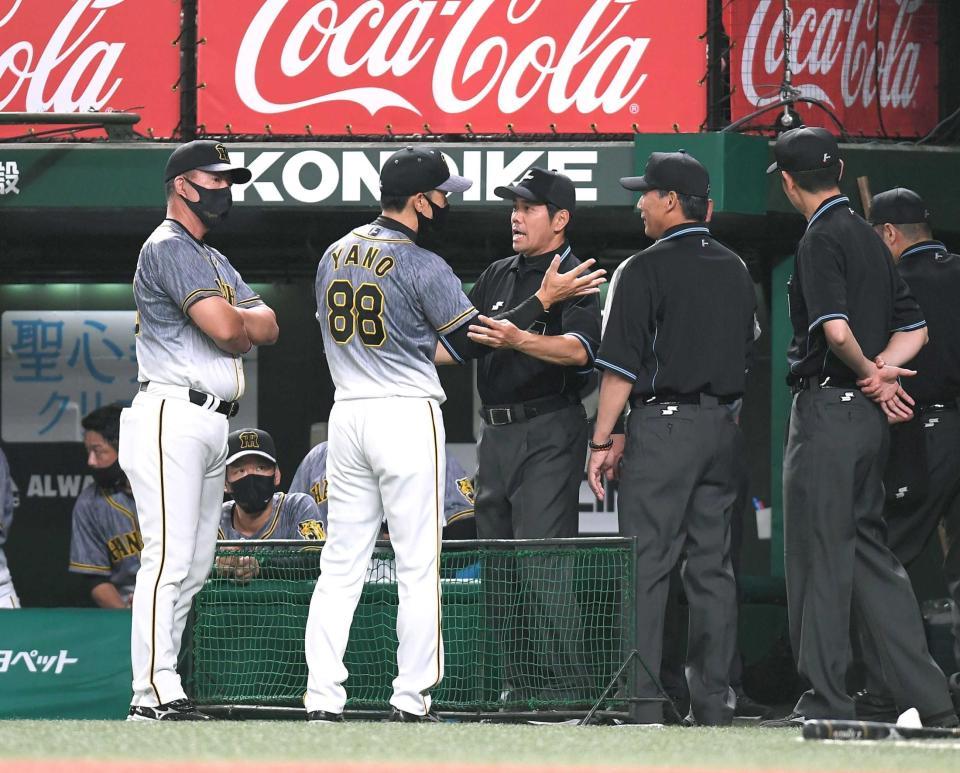　９回阪神２死二塁、ロハスの左邪飛の判定を巡り、試合後も抗議する矢野監督