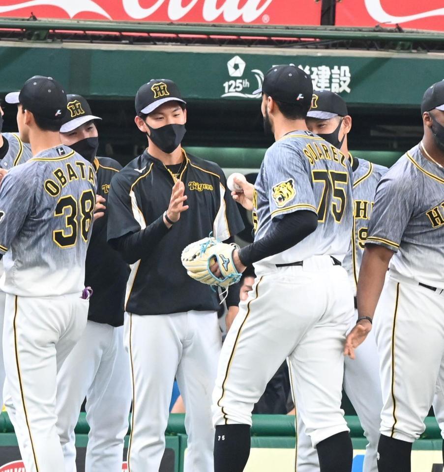 試合に勝利し、試合を締めたスアレス（中央右）からウイニングボールを受け取る及川（撮影・高石航平）