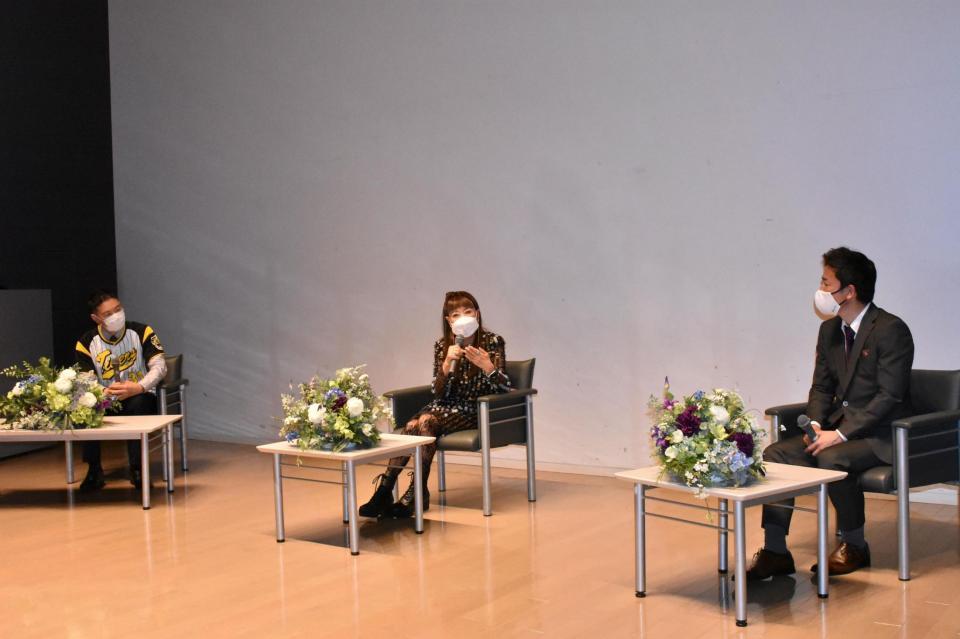 トークショーにて笑顔で語り合う（左）湯浅明彦アナウンサー（中）コシノヒロコ氏（右）赤星憲広氏