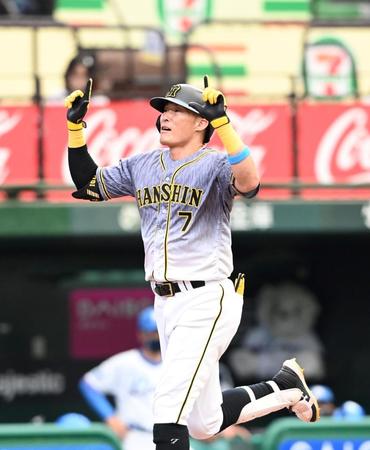 　２回、先制の３号２ランを放ち、両手で天を指さし生還する糸井