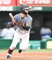 　４回、猛打賞となる同点タイムリーを放つ中野