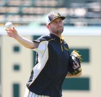 キャッチボールで調整する阪神・ガンケル＝甲子園（撮影・田中太一）