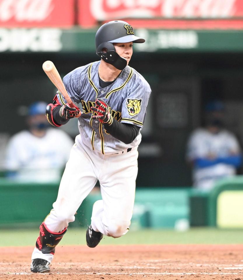 　４回、猛打賞となる同点タイムリーを放つ中野