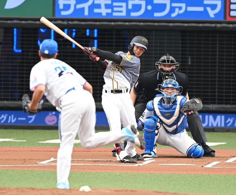 　１回、安打を放つ中野