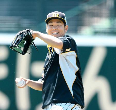 　笑顔でキャッチボールをする西勇（撮影・田中太一）