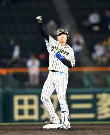 ５回、阪神・西勇は左翼線に適時二塁打を放ちガッツポーズ＝甲子園（撮影・山口登）