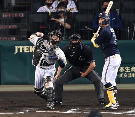 ６回、オリックス・Ｔ－岡田の二盗を阻止する阪神・梅野＝甲子園（撮影・飯室逸平）