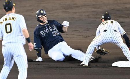 ６回、二盗を狙うもアウトになるオリックス・Ｔ－岡田＝甲子園（撮影・飯室逸平）