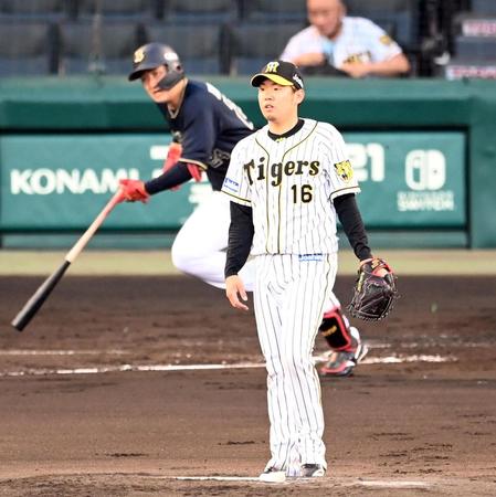 ２回、オリックス・紅林に先制適時二塁打を打たれる阪神・西勇＝甲子園（撮影・飯室逸平）