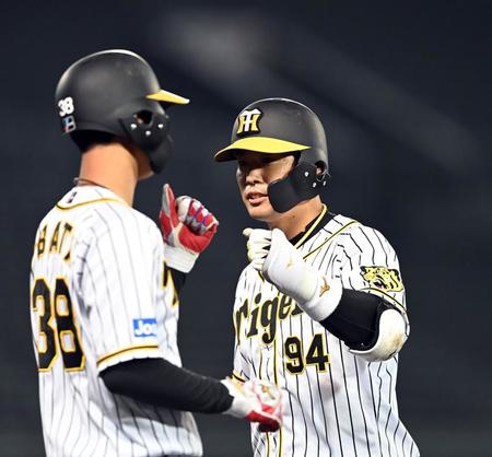 ７回、阪神・原口は左前打を放ち、代走の小幡と交代する＝甲子園（撮影・山口登）