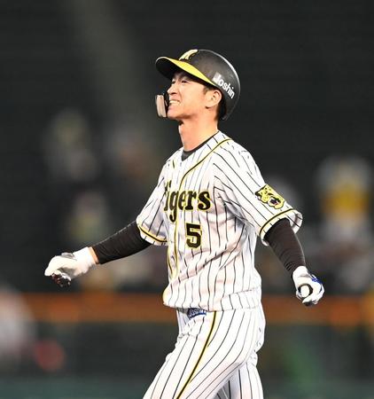 ７回、阪神・近本は左飛に倒れ悔しそうな表情を見せる＝甲子園（撮影・山口登）