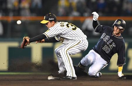 ８回、オリックス・杉本のゴロを処理した中野からの送球を阪神・小幡（左）は捕球しきれず＝甲子園（撮影・北村雅宏）