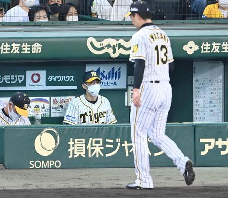 ８回、岩崎を降板させる阪神・矢野監督＝甲子園（撮影・飯室逸平）