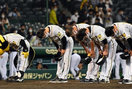 オリックスに敗れ、ファンに一礼する矢野監督（左端）ら阪神ナイン＝甲子園（撮影・山口登）