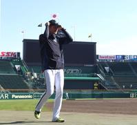 ウオーミングアップに向かうオリックス・能見篤史＝甲子園（撮影・北村雅宏）