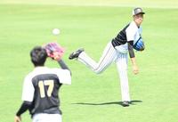 岩貞とキャッチボールする湯浅＝甲子園（撮影・飯室逸平）