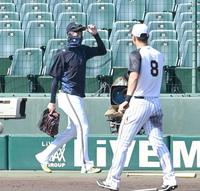 グラウンドに姿を見せるオリックス・能見（左）を見る阪神・佐藤輝（８）＝甲子園（撮影・飯室逸平）