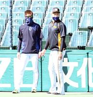 オリックス・能見と話する阪神・秋山（右）＝甲子園（撮影・飯室逸平）