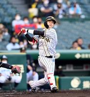１回、阪神・中野は空振り三振に倒れる＝甲子園（撮影・山口登）
