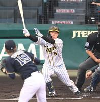 １回阪神無死、二塁打を放つ阪神・近本光司＝甲子園（撮影・飯室逸平）