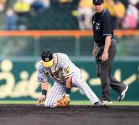 ３回、阪神・木浪はオリックス・若月の打球を後逸する＝甲子園（撮影・山口登）