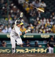 ５回、阪神・梅野左前打を放つ＝甲子園（撮影・山口登）