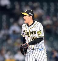 ６回、阪神・西勇はオリックス・福田を三振に打ち取り雄たけびをあげる＝甲子園（撮影・山口登）