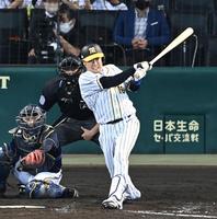 ５回、適時二塁打を放つ阪神・西勇＝甲子園（撮影・飯室逸平）