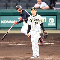 ２回、オリックス・紅林に先制適時二塁打を打たれる阪神・西勇＝甲子園（撮影・飯室逸平）