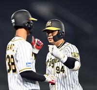 ７回、阪神・原口は左前打を放ち、代走の小幡と交代する＝甲子園（撮影・山口登）