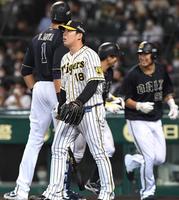 ８回、オリックス・紅林に２点適時打を浴びた阪神・馬場＝甲子園（撮影・北村雅宏）