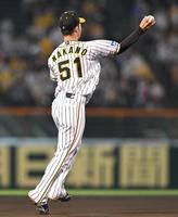 ８回、オリックス・杉本のゴロを処理したものの、二塁へ悪送球する阪神・中野＝甲子園（撮影・北村雅宏）