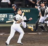 ８回、オリックス・安達に勝ち越しタイムリーを打たれる阪神・岩崎＝甲子園（撮影・飯室逸平）