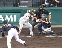 １回、阪神・中野が送りバントを試みるもファウルとなり追い込まれる＝甲子園（撮影・飯室逸平）