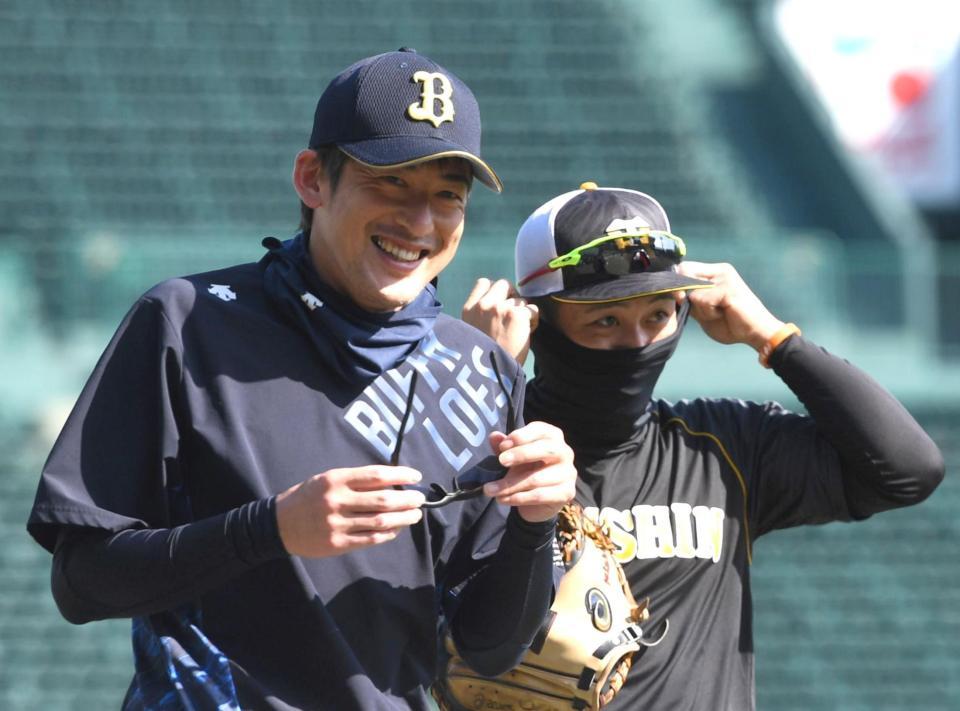 練習前、阪神・坂本（右）と談笑するオリックス・能見＝甲子園（撮影・北村雅宏）