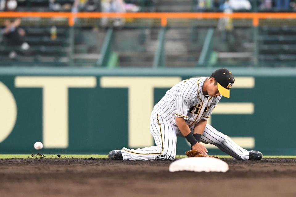 ３回、オリックス・若月のゴロを後逸する阪神・木浪＝甲子園（撮影・北村雅宏）