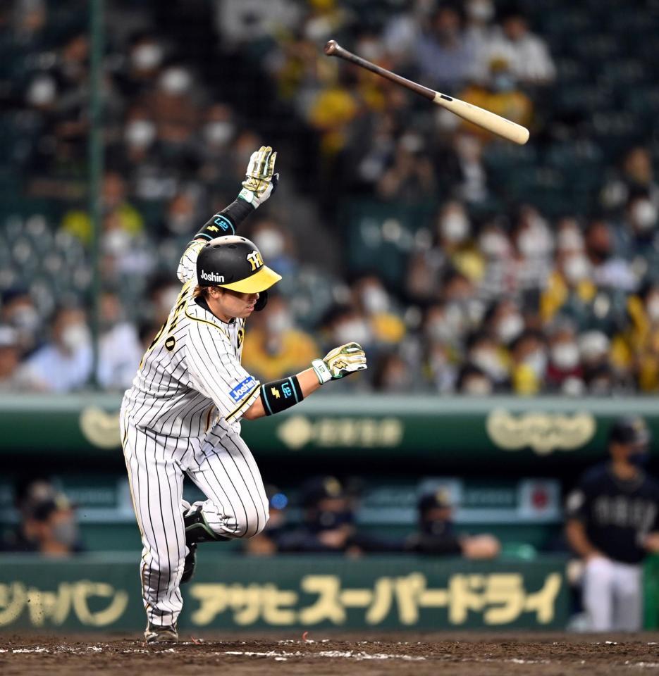 ５回、阪神・梅野左前打を放つ＝甲子園（撮影・山口登）