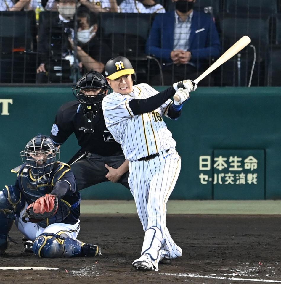 ５回、適時二塁打を放つ阪神・西勇＝甲子園（撮影・飯室逸平）