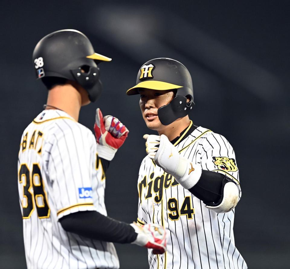 ７回、阪神・原口は左前打を放ち、代走の小幡と交代する＝甲子園（撮影・山口登）