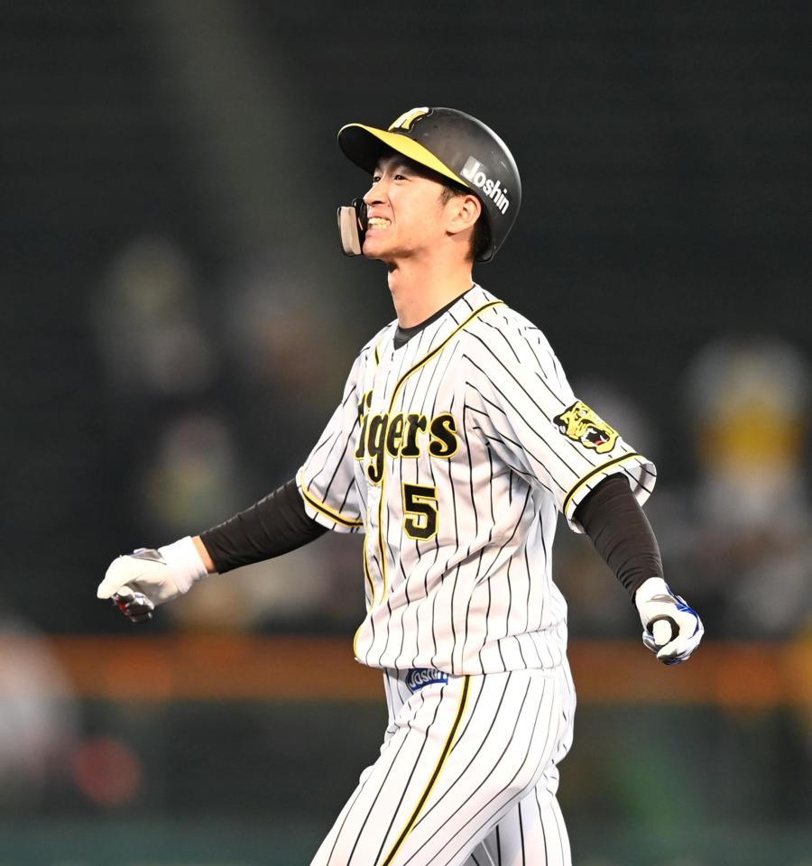 ７回、阪神・近本は左飛に倒れ悔しそうな表情を見せる＝甲子園（撮影・山口登）